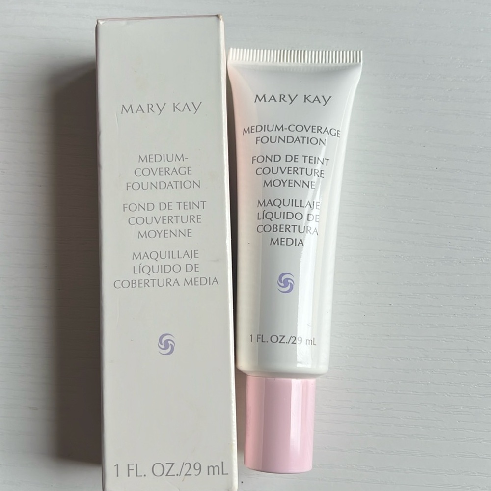 Medium Coverage Foundation Mary Kay NEW